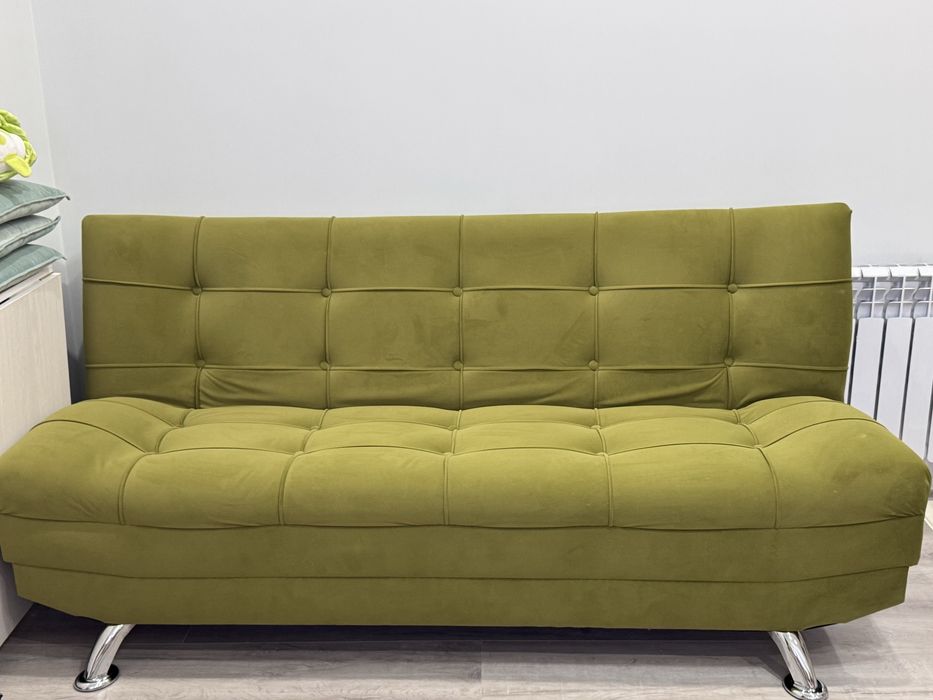 Диван зеленого цвета 180