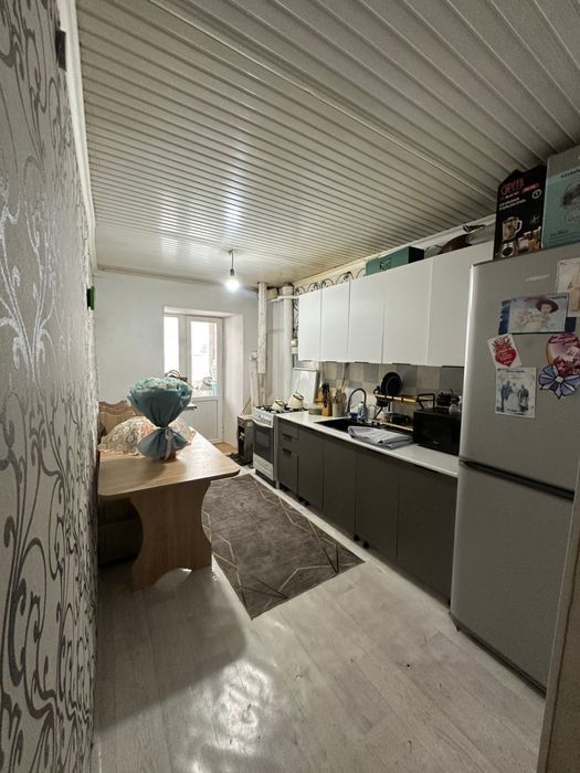 2 бөлмелі үй жақсы,жарық,жылы.