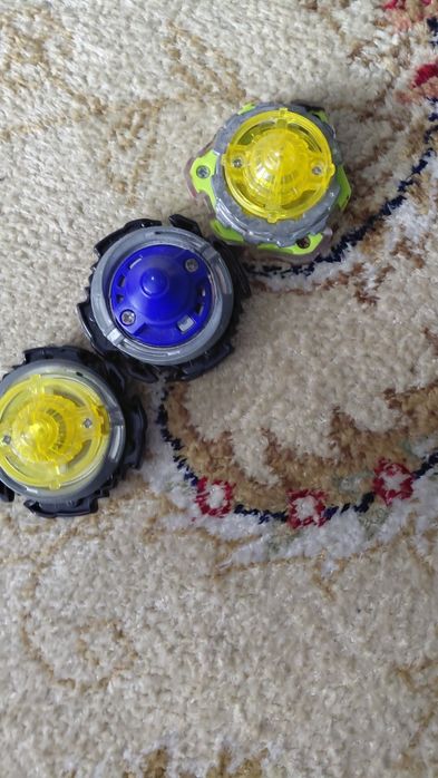 Бэйблэйд 2 пускателя и 3 волчка