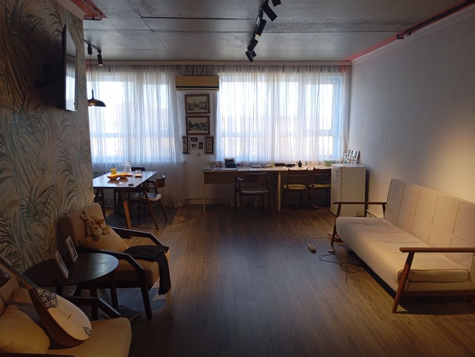 Продам квартиру 52 КВ м .