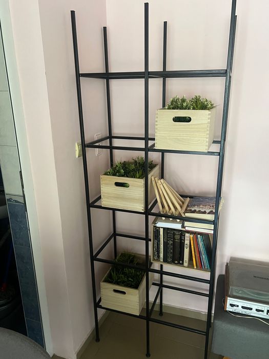 метален стелаж с дървени касетки и изкуствена растителност