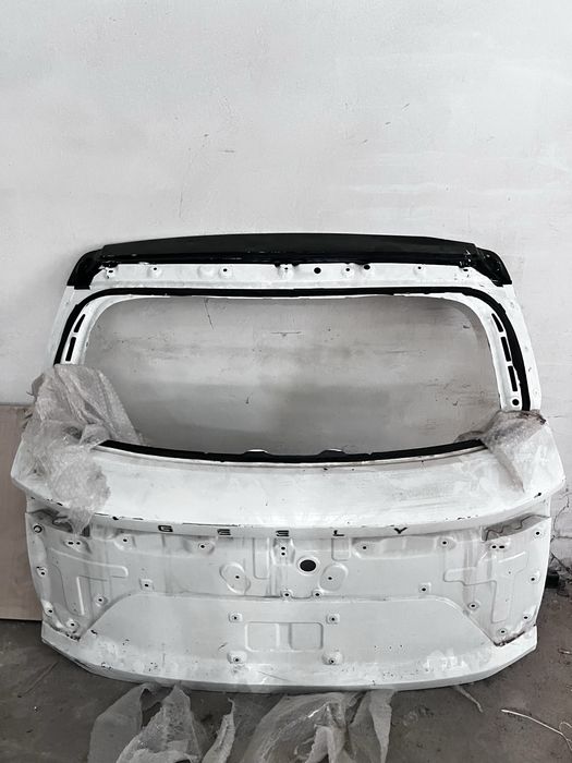 Geely Coolray крышка багажника