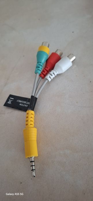 Cablul este un adaptor audio-video Samsung BN39-02189A (DC la RCA).

P
