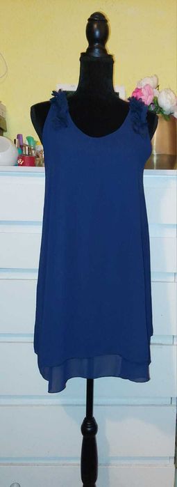 Rochie vaporoasă cu accesorii pe umeri