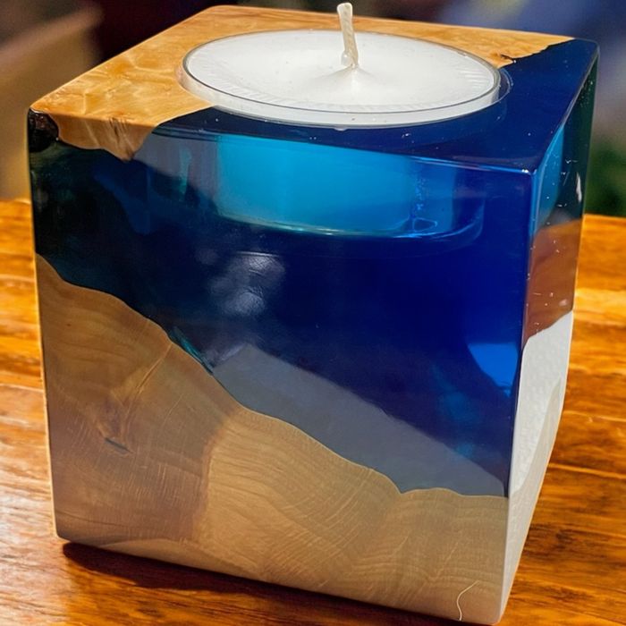 Ръчно изработени свещници от дърво и смола – за уют и атмосфера