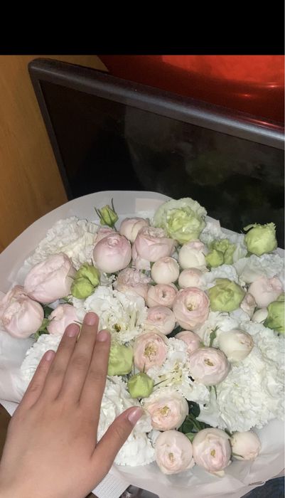 Цветы                Комб:куст розы, эустома, ранункулюсы