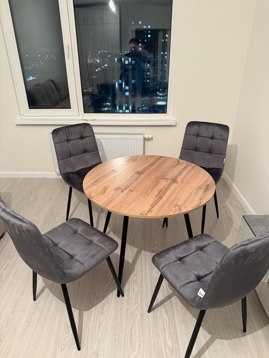 Стол со стульями + диван. В подарок пуфик.