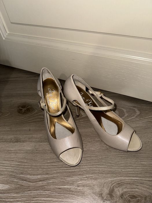 Новые туфли белые и бежевые