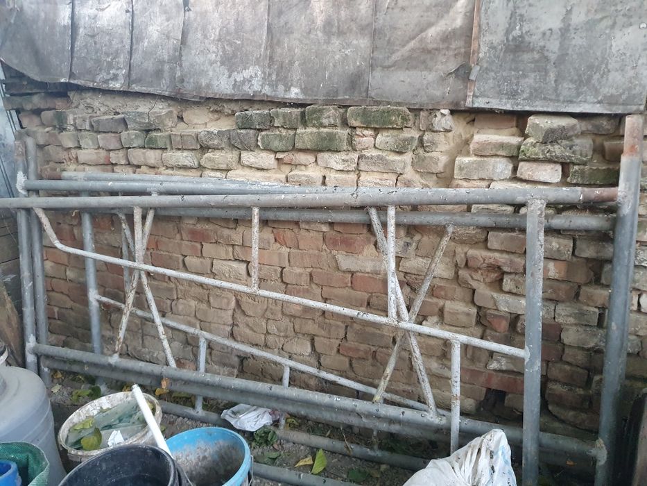"Vând lot 4 cadre schelă metalică ideale pentru lucrări casnice / mici refaceri".