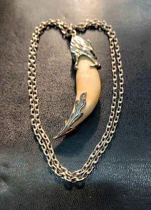 Продам.  Большой клык в серебре.