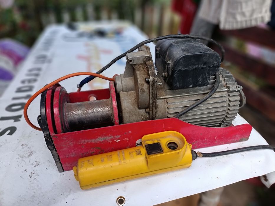 Vând macara Electrica