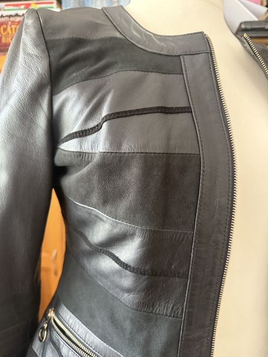 Geaca dama , cambrata din piele fina neagra combinata  cu piele intoarsa , Geronimo- Montello, Italia. Marime XXL potrivita nr 42