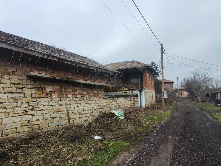 Къща и стопански постройки с гараж