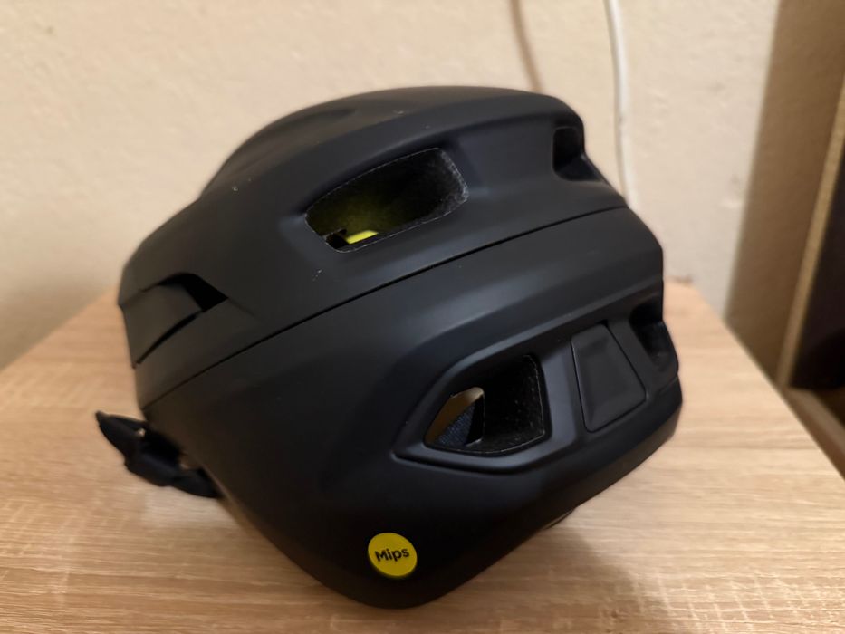 Продавам велосипедна каска specialized canber размер М