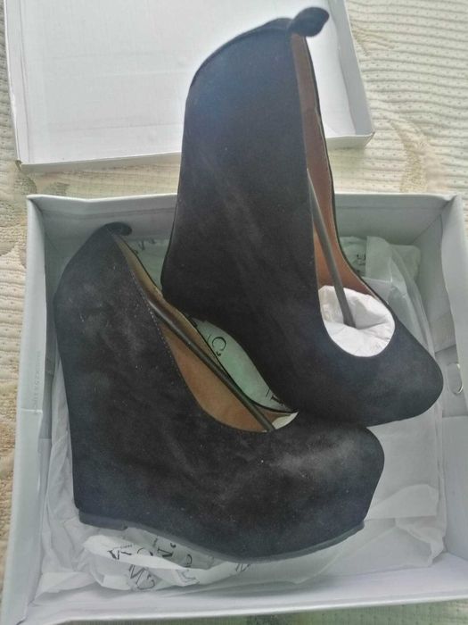 Дамски обувки на платформа