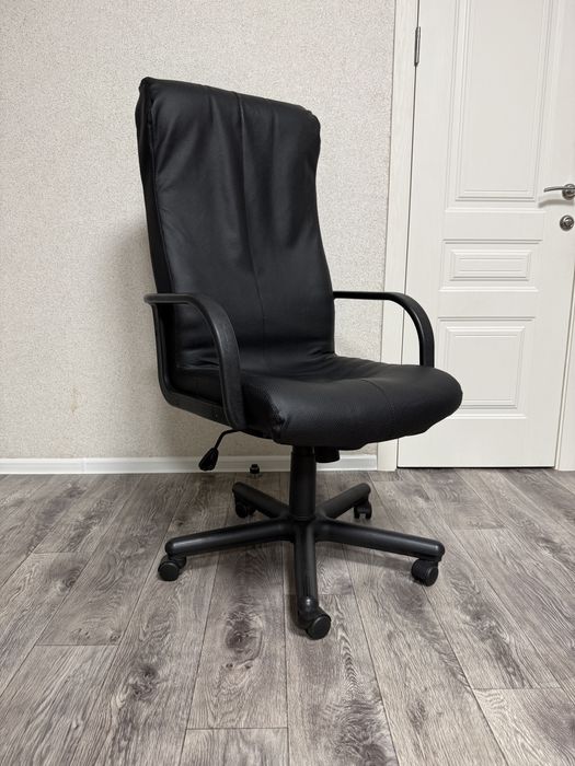 Офисное кресло кожаное