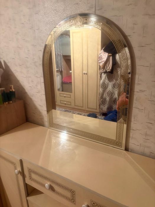 Бес есікті шифонер