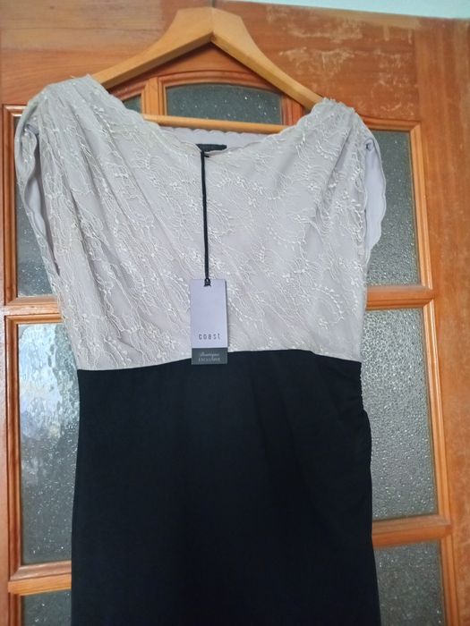 Платье очень красивое.