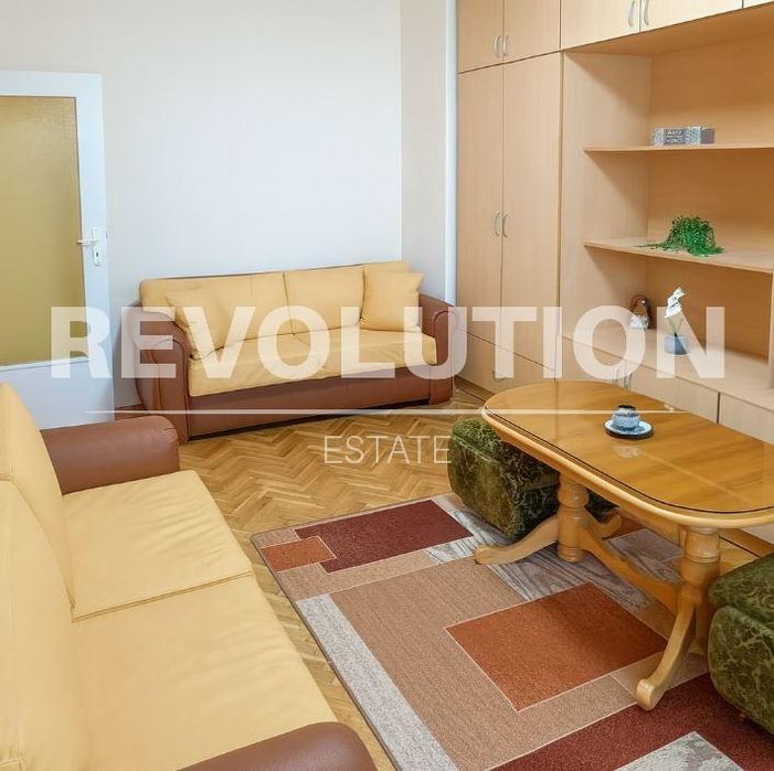 Тристаен апартамент в района на Възраждане 1!