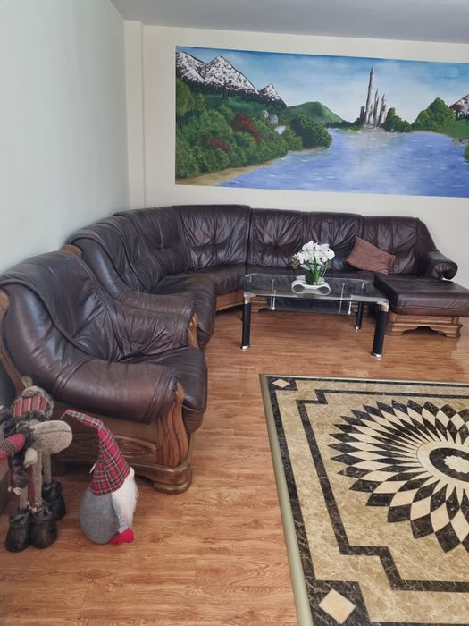 Vând colțar din lemn masiv si piele