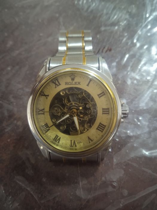 Mexanik soat sotiladi