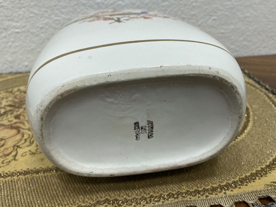 Италианска порцеланова ваза с елипсовидна форма