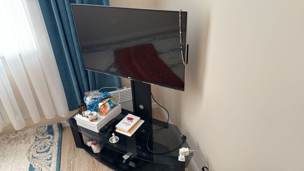 Продам телевизор LG с подставкой