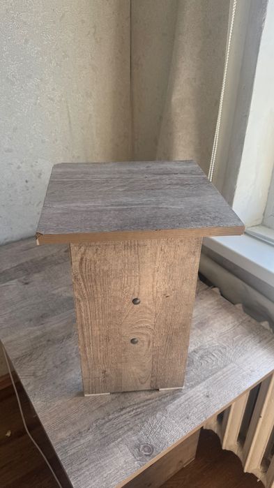 Продам обеденный стол с 4 табуретками.