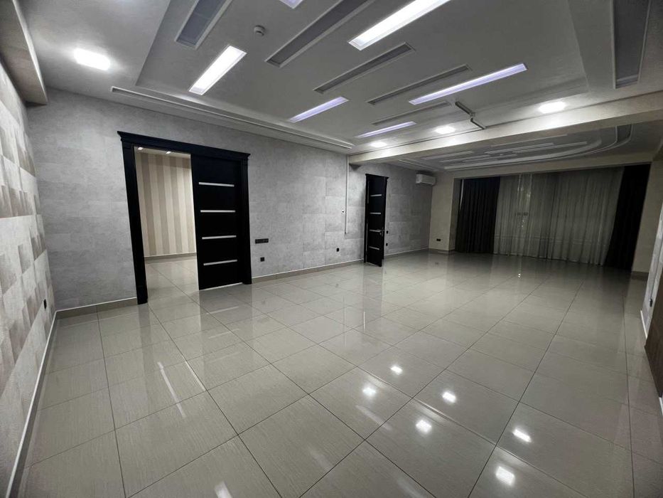 Современный офис в Ойбеке:статусная локация,панорамные окна,парковка(5