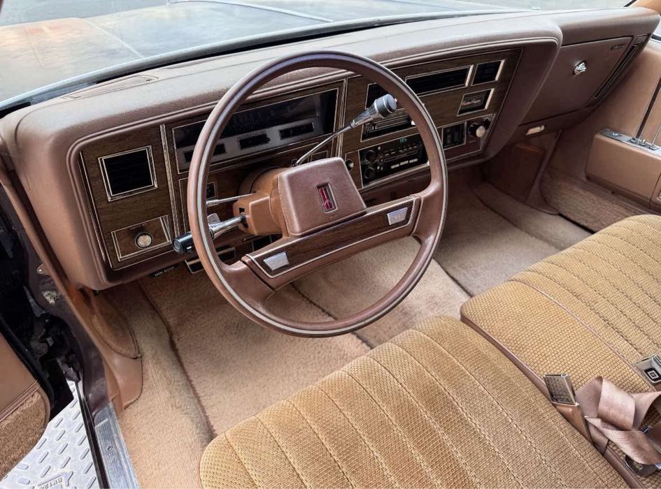 Oldsmobile Custom Crusier 1988
