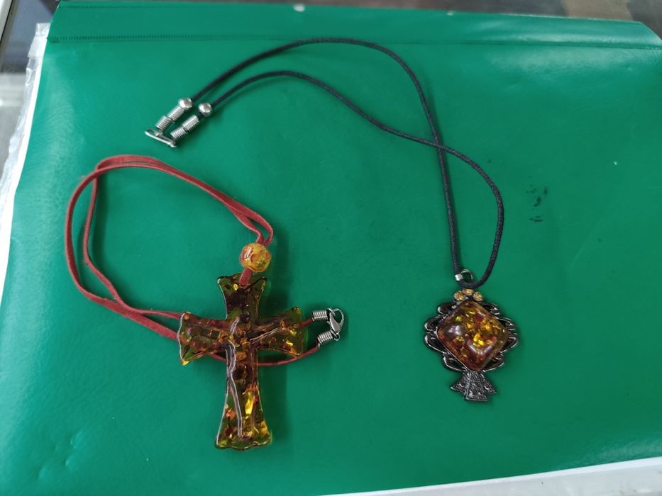 Медальон от кехлибар кръст