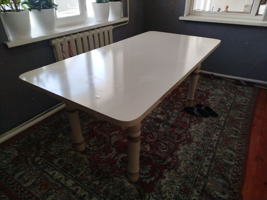 Ағаш есіктер мен ағаш стол