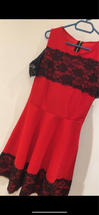 Къса червена рокля