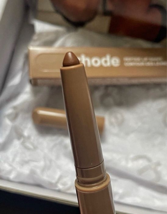 Rhode peptide lip shape /молив за устни