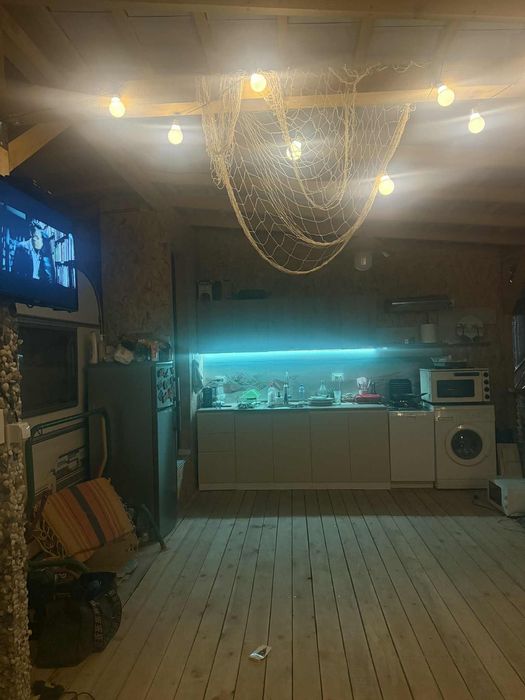 Продавам Каравана на морето с изграден навес