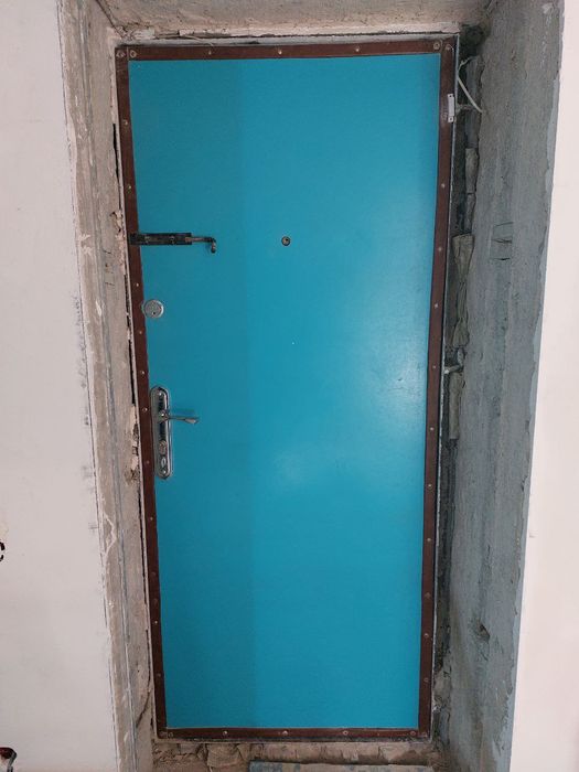 Железные двери б/у (1 млн), решетка и двери Акфа