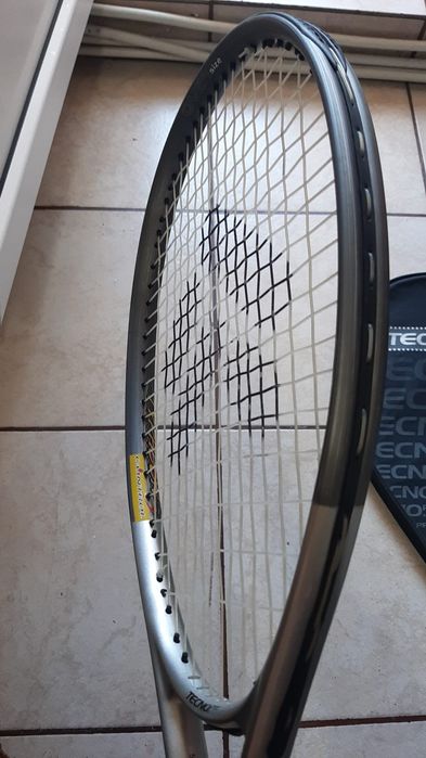 Vând paleta de tenis