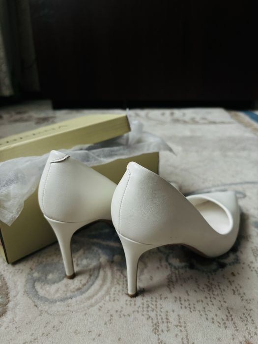 Женский белый каблук