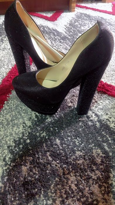 Pantofi cu toc gros inalt!