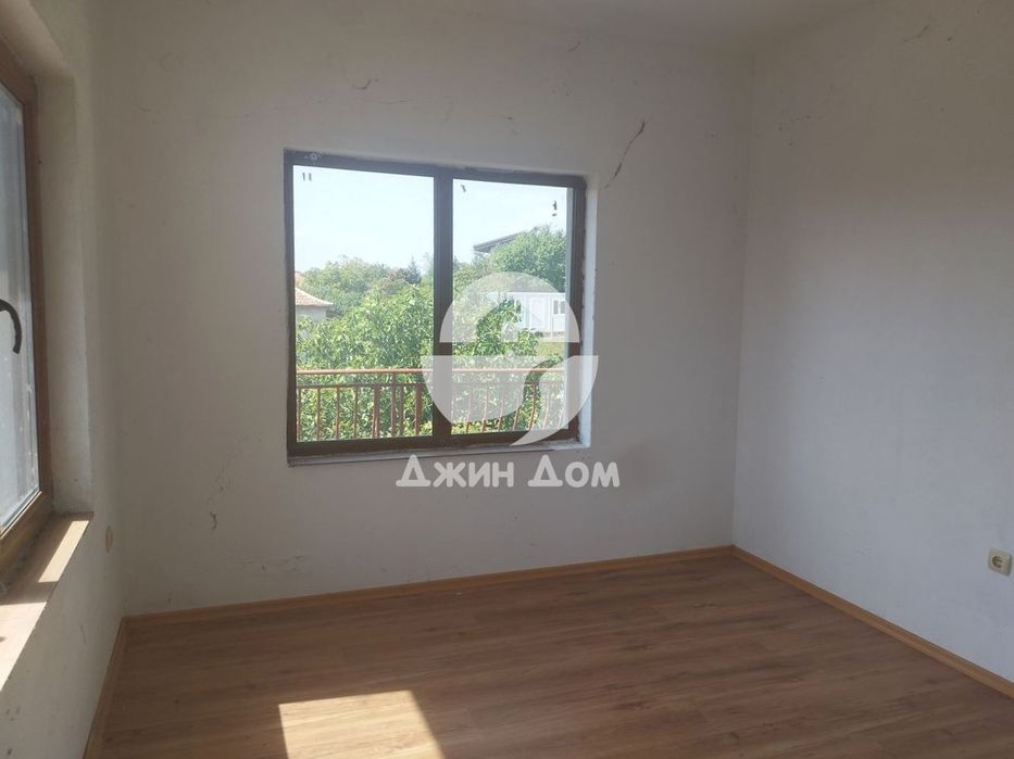 Двуетажна къща с двор в гр. Бяла