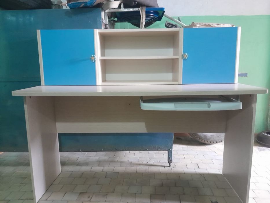 Продам письменный  стол с полкой