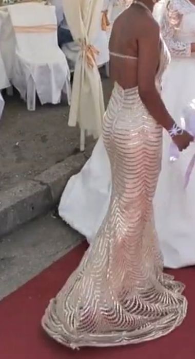 Рокля за официални поводи с гол гръб