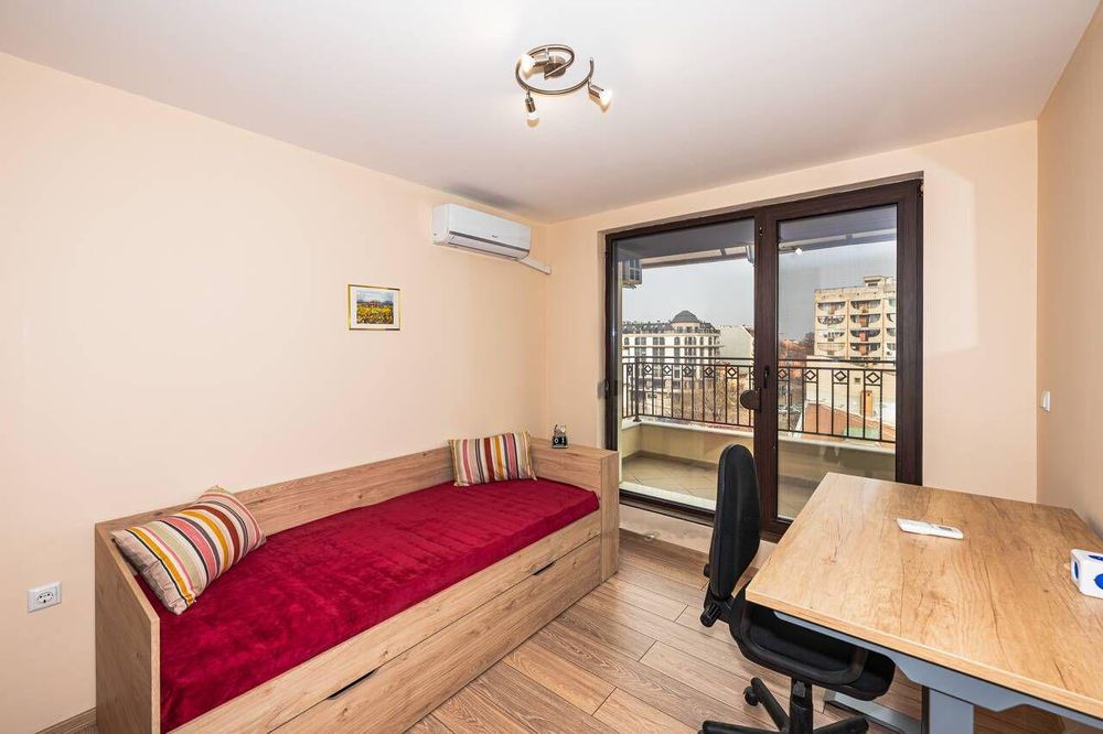 Тристаен апартамент под наем в Център