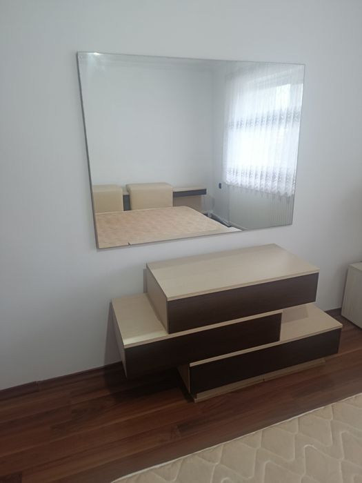 Спалня с Матрак,Скрин и Огледало..