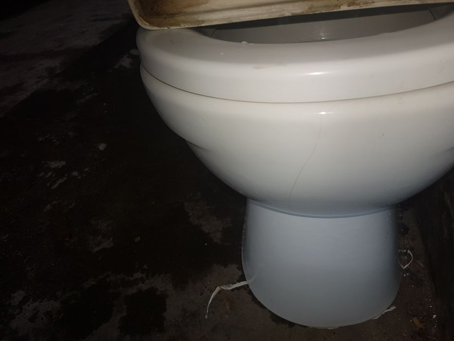 Продаю унитаз с бочком