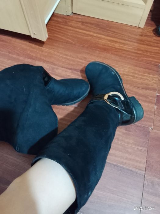 Срочно продам женскую сапожки туфли