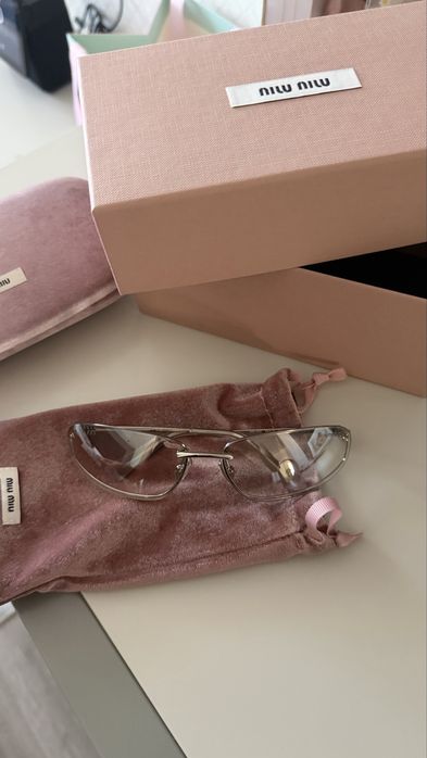Солнцезащитные очки Miu Miu