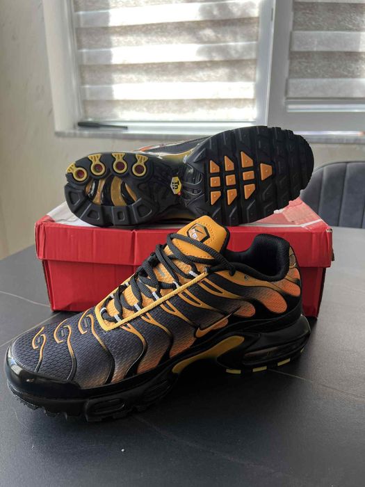 NIKE Air Max Plus