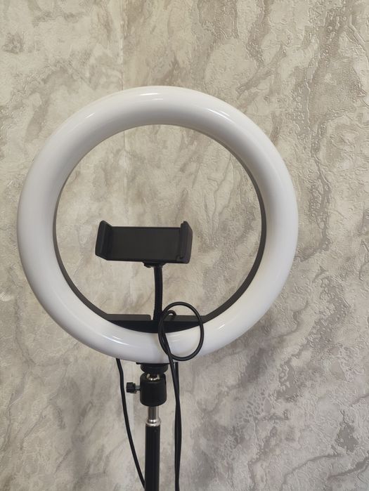 Лампа кольцевая сцветным светом