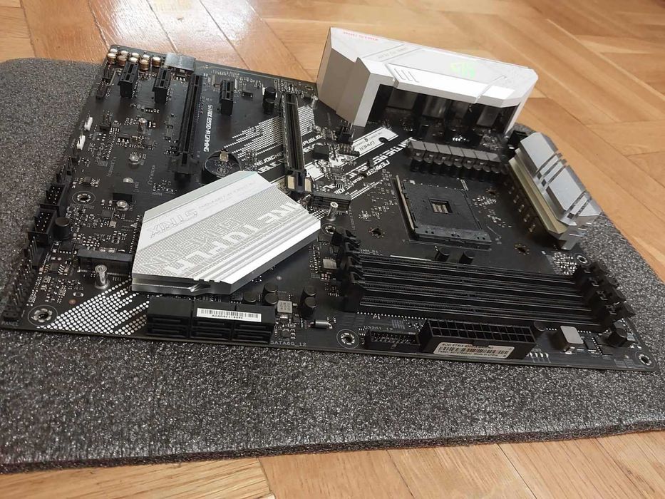 Asus Rog Strix B550-A Gaming (за части / ремонт)